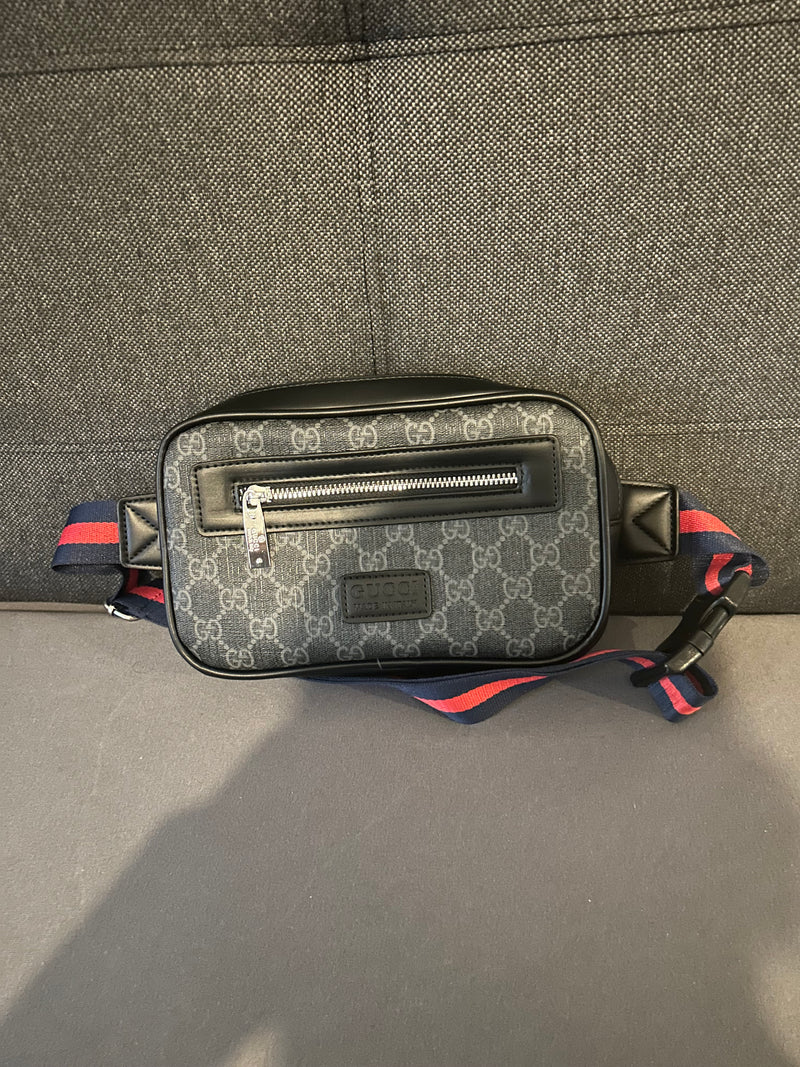 Neue hochwertige Umhängetasche / Crossbody Bag in Schwarz mit Muster (Gucci)